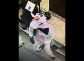 Esta foto provista por la policía del condado de Baltimore muestra un video de vigilancia de un robo a mano armada con un sospechoso vestido con el traje del unicornio. AP