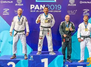 El luchador Leonardo González (centro) celebra en el podio en Los Ángeles. Foto: Cortesía