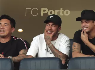 El padre de Neymar defendió también a su hijo por las críticas que el jugador recibe por sus constantes caídas en el campo de juego. Foto: AP