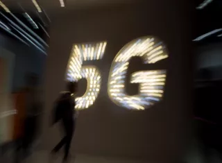 Un visitante en la XIX edición del Mobile World Congress (MWC), el salón de referencia de la tecnología móvil. EFE/Archivo