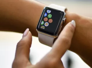 Una mujer realiza la demostración del Apple Watch Series 3 en la tienda Apple. EFE/Archivo