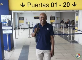 El técnico Julio Dely Valdés de #PanamáMayor rumbo a Los Ángeles, Estados Unidos para asistir al sorteo de Copa de Oro. Foto: Fepafut