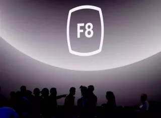 Varios asistentes llegan a la conferencia anual de desarrolladores F8 de Facebook que se realizó en San José, California, Estados Unidos. EFE