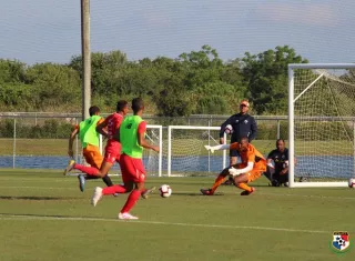 El equipo trabaja en sus planteamientos defensivos y ofensivos a ritmo de realidad de juego bajo las órdenes del técnico Gary Stempel. Foto: Fepafut