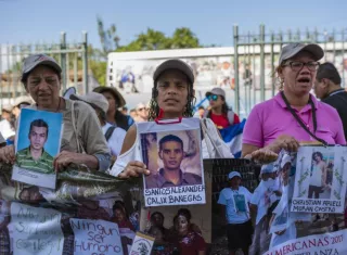 En la imagen, madres de centroamericanos desaparecidos muestran fotografías. EFEArchivo