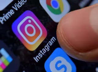 Fue un mensaje en la propia aplicación el que alertó a los usuarios de que "en el próximo mes" no se seguirá "dando apoyo" a Direct y que todas las conversaciones que tengan activas en ella se trasladarán automáticamente a Instagram. EFE/Archivo