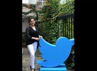 La directora comercial de Twitter para Latinoamérica, Diana Ramírez, fue registrada al posar, tras una entrevista con Efe, en Bogotá (Colombia). EFE