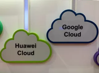 los logos de Huawei Cloud y Google Cloud exhibidos en la feria Cloud Expo Asia 2019 en Hong Kong (China) este miércoles. EFE