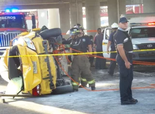 El vehículo taxi terminó volcado a un costado de la vía. Fotos: Landro Ortiz/Redes Sociales 