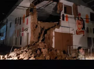 Imagen muestra los daños ocasionados tras un sismo en un edificio de la calle Mariscal Castilla de Yurimaguas, Perú. EFE/ @bomberospe