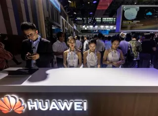 Los empleados permanecen en el stand de Huawei durante la Big Data Expo en Guiyang, provincia de Guizhou, China. EFE