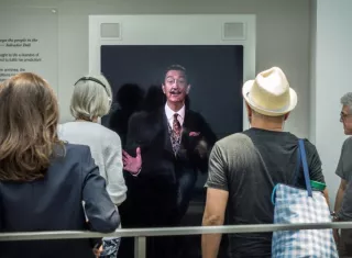 Grupos de personas visitan la exposición "Dali vive", en The Dali museum, en St. Petersburg, Florida (EE.UU.). EFE