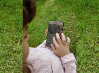 Los menores, nacidos en sociedades cada vez más digitalizadas, y los ancianos, usuarios de internet sin las destrezas digitales de los más jóvenes, son víctimas potenciales de la manipulación informativa. EFE