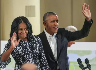 En la imagen, el expresidente de EE.UU., Barack Obama (d), y la ex primera dama estadounidense, Michelle Obama (i). EFEArchivo