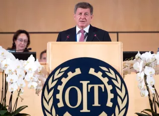 El director de la Organización Internacional del Trabajo (OIT), Guy Ryder, pronuncia su discurso durante la apertura de la conferencia anual de la OIT, que coincide con el centenario de su fundación, este lunes, en Ginebra, Suiza. EFE