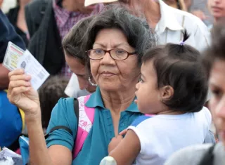 Ciudadanos venezolanos cruzan desde su país hacia Colombia este sábado, por el Puente Internacional Simón Bolívar, en Cúcuta (Colombia). EFE