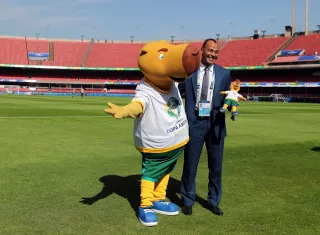 Cafú posa con la mascota Zizito este miércoles en el estadio Morumbí, en Sao Paulo (Brasil), donde el próximo viernes tendrá lugar el partido inaugural de la Copa América. Foto: EFE