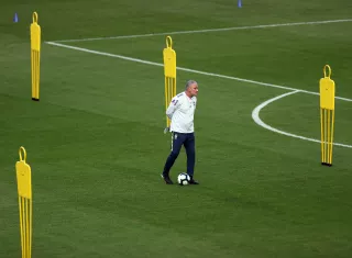 El seleccionador del equipo nacional del fútbol de Brasil, &quot;Tite&quot;, dirige un entrenamiento. EFE 