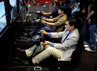 Visitantes juegan con videojuegos en una Exposición de Productos Digitales en Pekin, China. EFE/Archivo