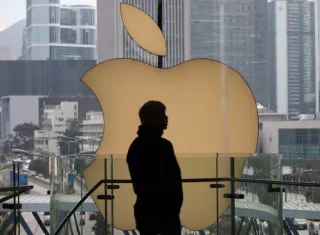 La firma Apple ha pedido a sus proveedores que estudien la posibilidad de trasladar entre el 15 y el 30 % de su capacidad de producción desde China hasta países del sudeste asiático y México, informó hoy el diario Nikkei. EFE/Archivo