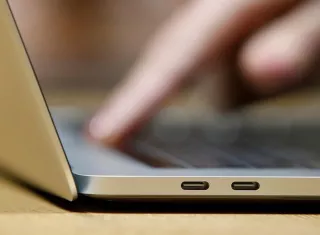 Para averiguar si un MacBook Pro forma parte de la serie afectada, el usuario debe elegir la opción Acerca de este Mac en el menú de Apple en la esquina superior izquierda de la pantalla y comprobar si el texto que aparece dice MacBook Pro. EFEArchivo