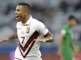  Darwin Machís anotó dos goles en el partido. Foto: AP