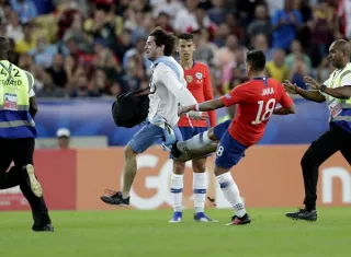Gonzalo Jara le tiró una patada a un aficionado que ingresó al campo. Foto: AP 