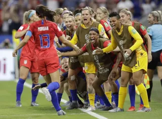 Alex Morgan celebra su gol con sus compañeras de equipo. Foto: AP