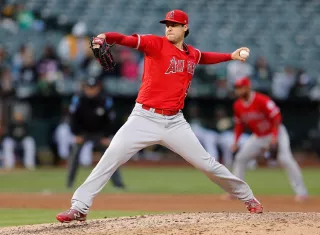 Tyler Skaggs de los Angelinos de Los Ángeles mientras lanza una pelota en la tercera entrada del juego entre los Angelinos de Los Ángeles y los Atléticos de Oakland . Foto: EFE