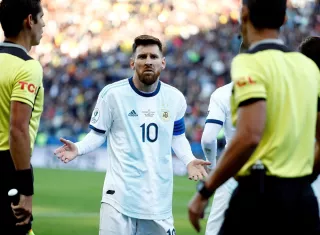 Lionel Messi de Argentina reclama luego de ser expulsado durante el partido Argentina-Chile. Foto: EFE