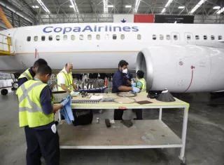 Personal da mantenimiento al interior de la turbina de un Boeing 737, este miércoles en el Aeropuerto Internacional de Tocumen en Ciudad de Panamá (Panamá). EFE