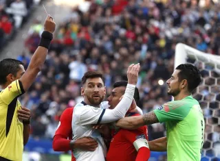 Lionel Messi y Gary Medel tuvieron a punto de irse a los golpes./ AP