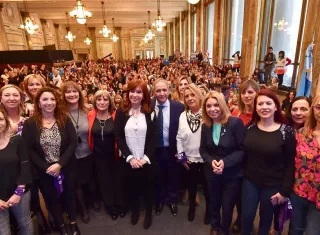 La expresidenta de Argentina Cristina Fernández (c), candidata ahora a la Vicepresidencia, mientras posa para una foto durante el Encuentro Nacional de Trabajadoras Bancarias, en Buenos Aires (Argentina). EFE