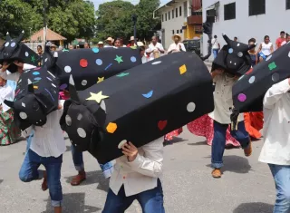 Folcloristas participan de la festividad del &quot;torito guapo&quot; en la región de Antón, Coclé (Panamá). EFE