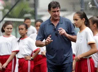 Mario Alberto Kempes compartió con niños panameños./ EFE