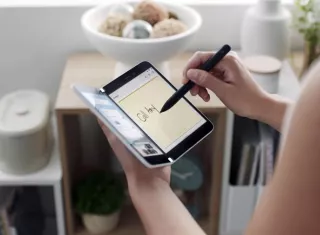 Nuevo Suface Duo, que tiene función de "smartphone" gracias al sistema Android, y que saldrá al mercado a finales de 2020. EFE