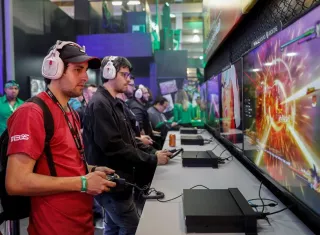 Jóvenes juegan este miércoles durante la feria Brasil Game Show, la mayor feria de videojuegos de Latinoamérica que abre hoy sus puertas en Sao Paulo (Brasil). EFE