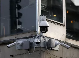 Las cámaras de video de alta tecnología cuelgan de un edificio de oficinas en el centro de Belgrado, Serbia. AP