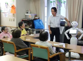 Androides parlantes, camas inteligentes o exoesqueletos que ayudan a caminar son algunos de los robots a prueba en residencias de ancianos de Japón como posible solución a la falta de trabajadores y al apremiante envejecimiento demográfico. EFE