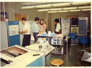 Fotografía cedida por la Universidad de California Los Ángeles (UCLA) donde se muestra a varios científicos mientras trabajan en el primer laboratorio de Internet en el campus en Los Ángeles (Estados Unidos). EFE