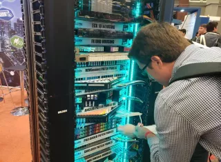 Un visitante observa este miércoles las tecnologías del "World of Solutions", un espacio en la conferencia Cisco Live!. EFE