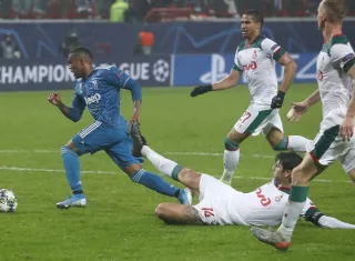 Douglas Costa clasifica al Juventus bajo el diluvio. Foto: AP