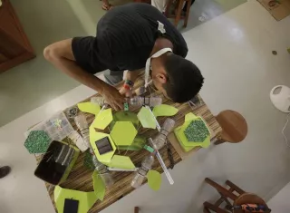 Jason Mendez trabaja en la "Tortuga Guardián", este viernes en Liberia (Costa Rica). EFE