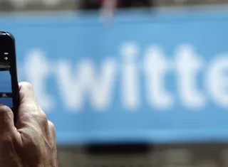 Un hombre fotografía el logo de Twitter en Nueva York (Estados Unidos). EFE