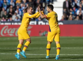  Luis Suárez (d), festeja su gol con Antoine Griezmann. Foto: EFE