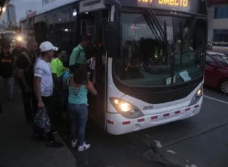 Las personas que viven en Panamá Oeste y trabajan en horario nocturno sufren muchas dificultades para poder regresar a casa. Foto: Víctor Arosemena.