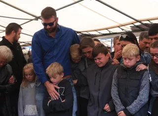Familiares y amigos asisten al funeral de las nueve personas víctimas de una masacre en el estado de Sonora (México). EFE Archivo