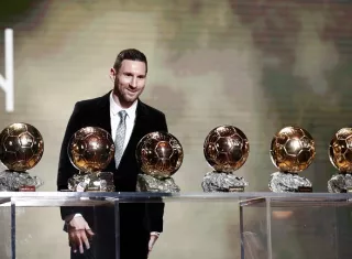 Lionel Messi posa con su seis Balón de Oro. Foto: AP