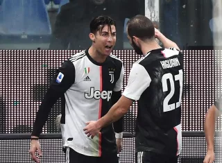  Cristiano Ronaldo celebra su anotación junto a Gonzalo Higuaín . Foto: AP