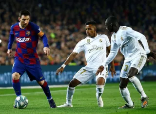 Rodrygo Goes (2d) y Ferland Mendy (d) del Real presionan a Messi. Foto: Lionel Messi
